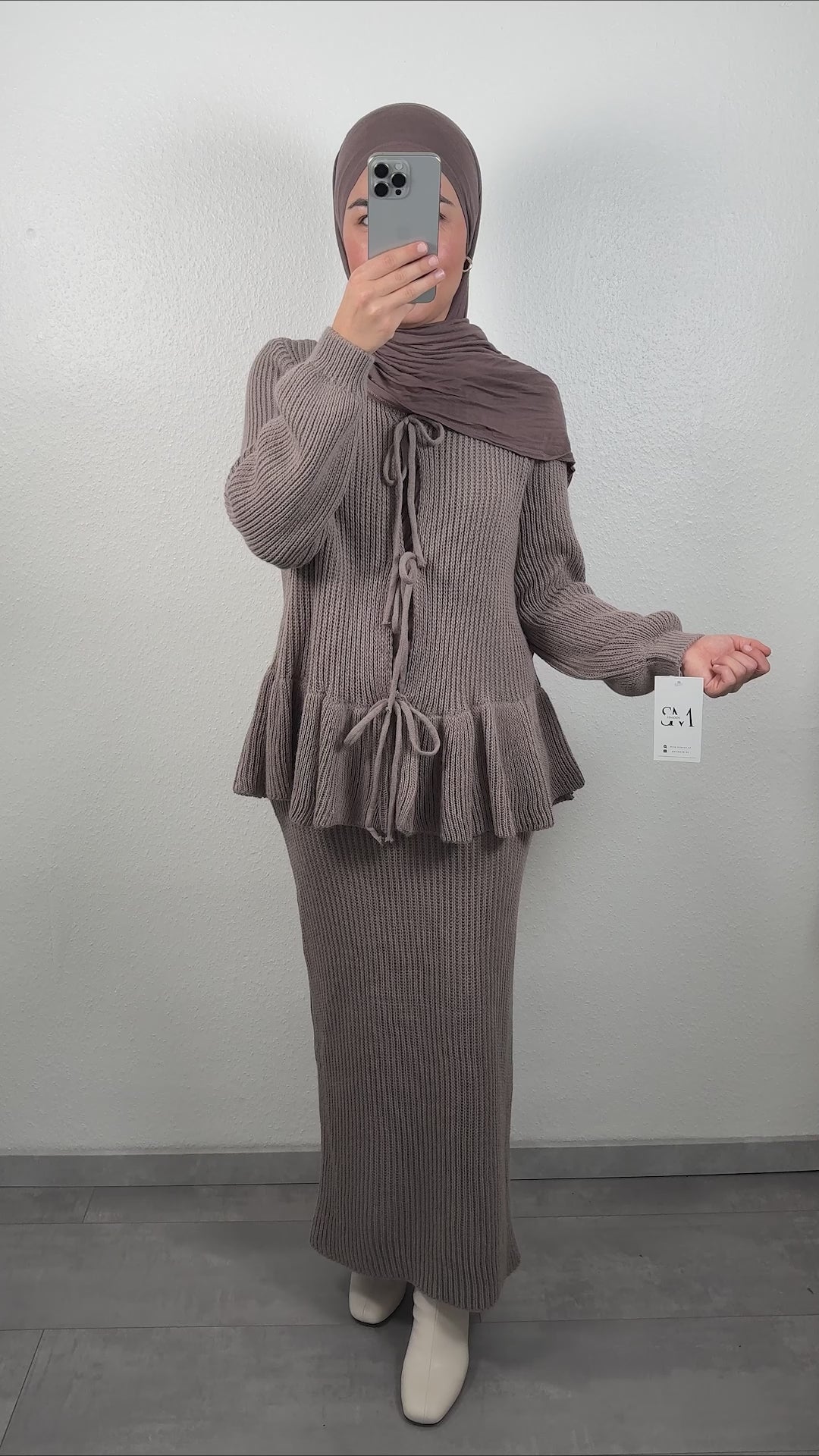 <tc>M</tc>erry outfit taupe